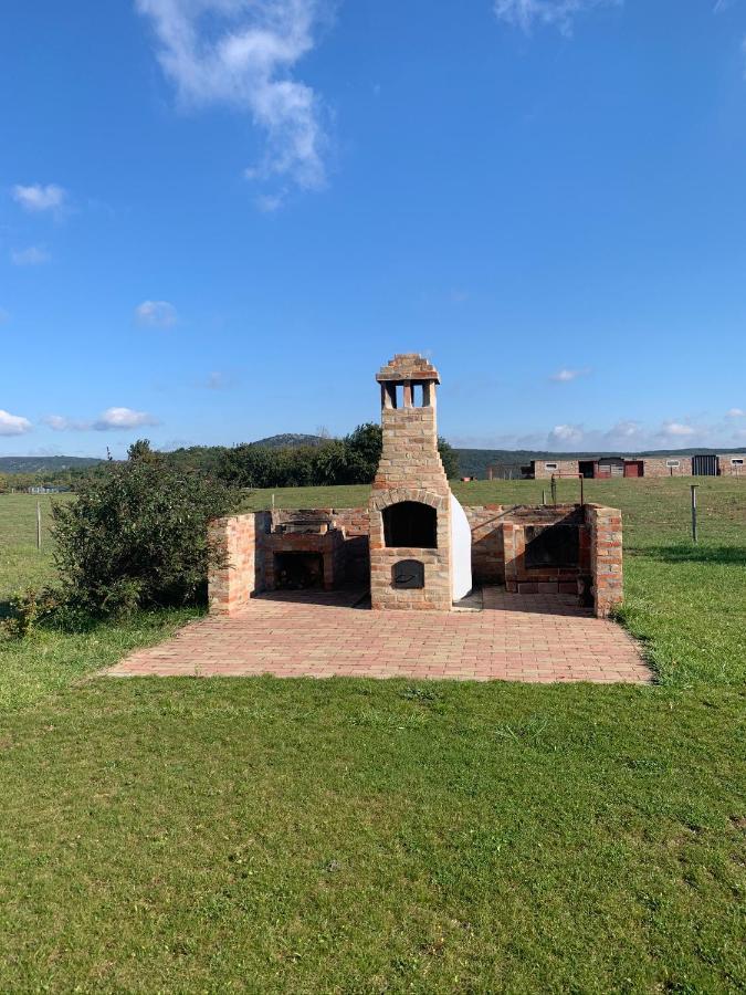 Vila Oeregtoelgy Vendeghaz Szár Exteriér fotografie